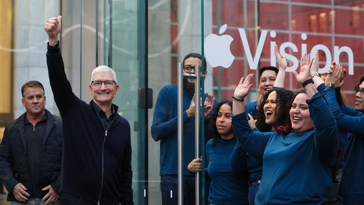 Старт продажів Apple Vision Pro в Америці, в одному з магазинів Apple, де до спільноти долучився генеральний директор Тім Кук