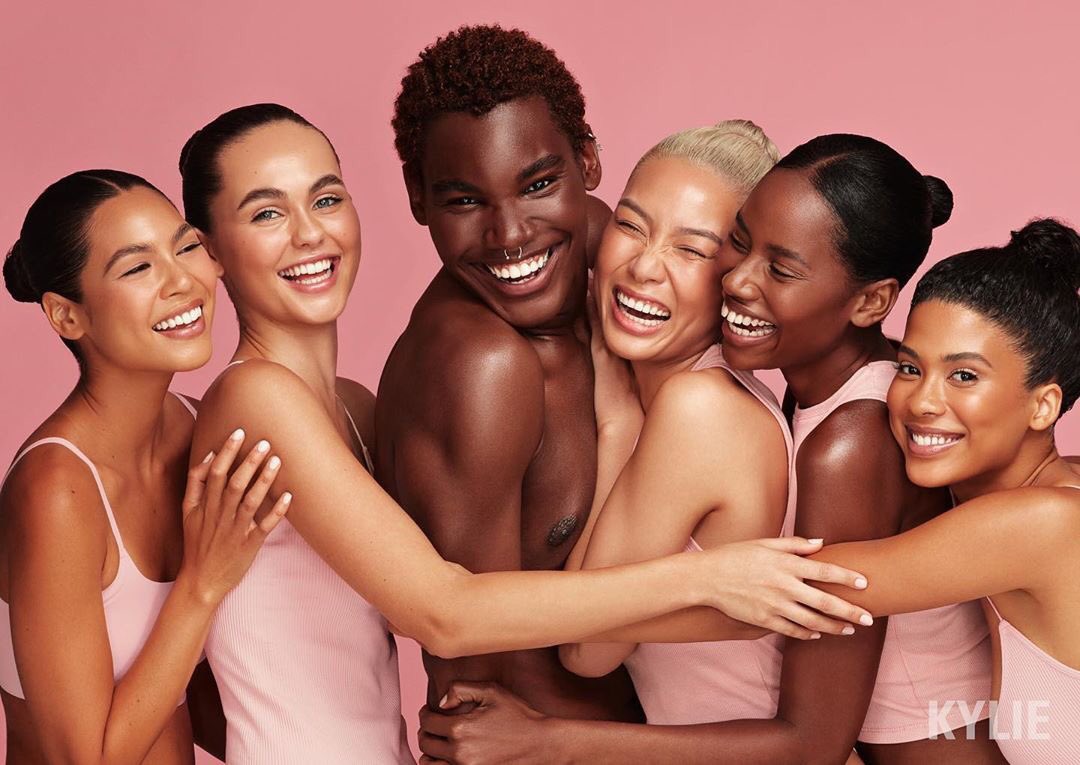 Фото з рекламної кампанії Kylie Skin, демонструє інклюзивність бренду
